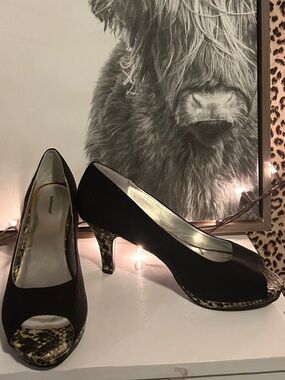 Avenue Black Peep-Toe Heels with Snakeskin Accent Size 11W
